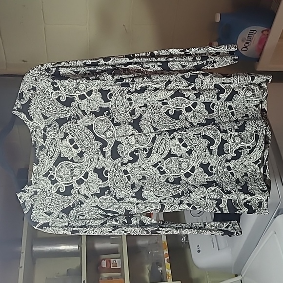 Roamons paisley black and white long sleeve top.. size 12  great condition - Picture 1 of 5